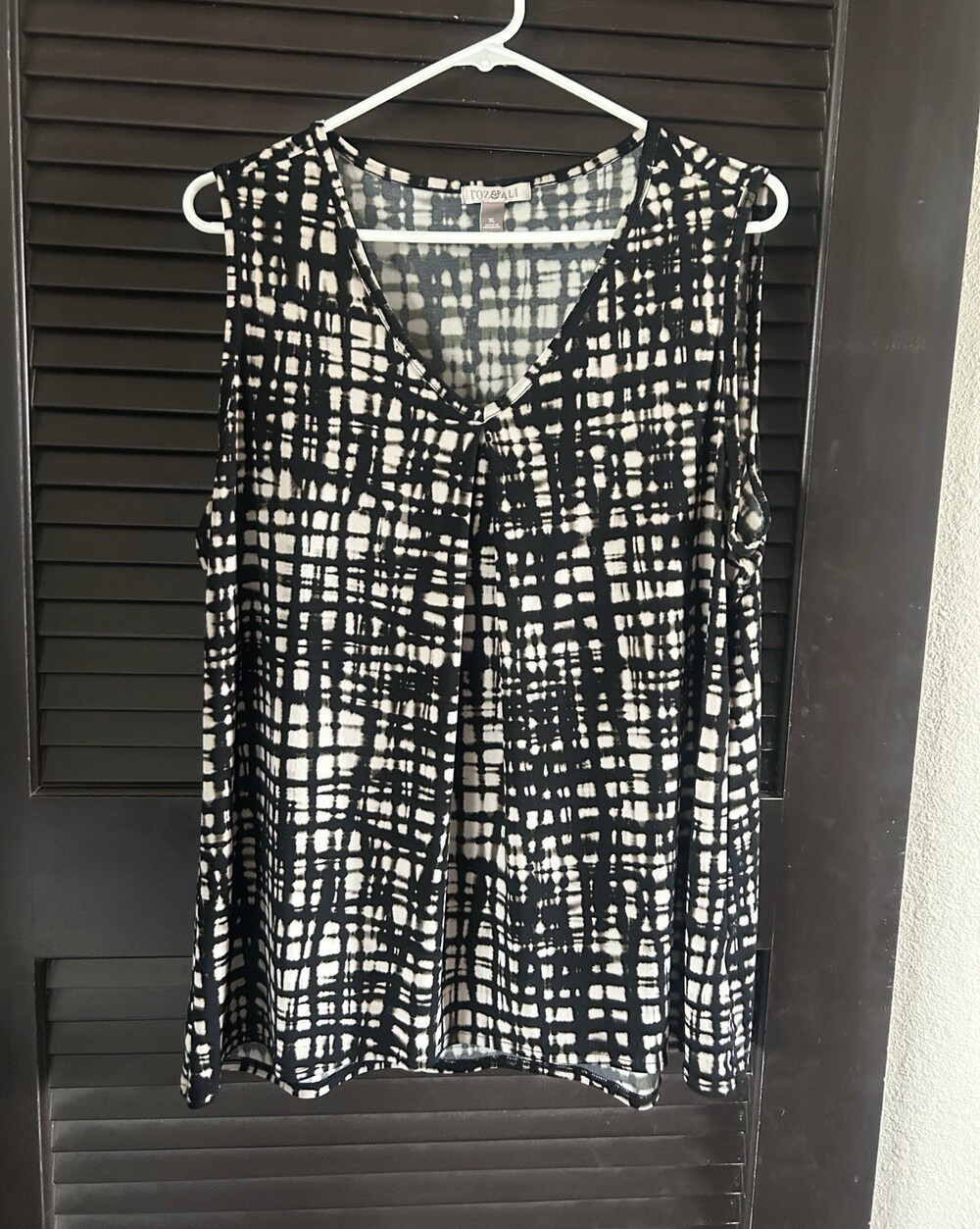 TOZ&ALL Women's XL Black/White Geometric V-Neck Sleeveless Pullover Tank